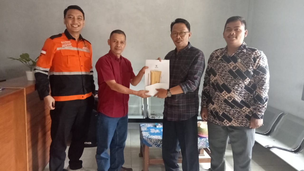 BAZNAS Dayeuhluhur Salurkan Bantuan RUTILAHU dan Santunan Bencana Kebakaran